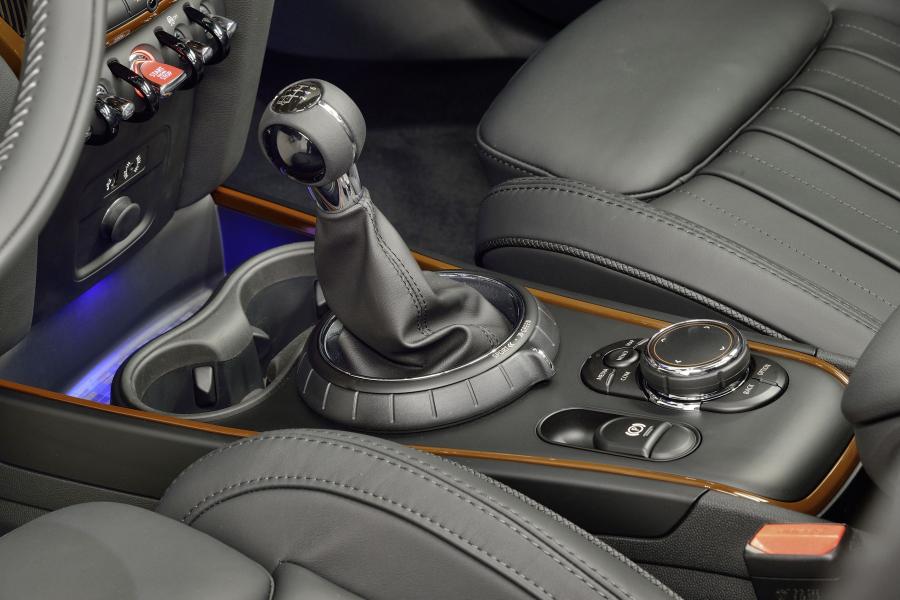 Детали интерьера Mini Cooper S Countryman ALL4 2017 года  (WW) (фото 134 из 138)